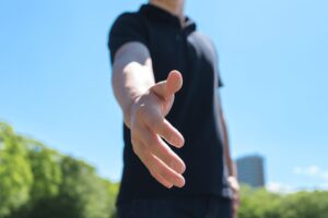 この画像は、名古屋市北区・昭和区での訪問介護求人に関するイメージで、新しい仲間に手を差し延べています。
